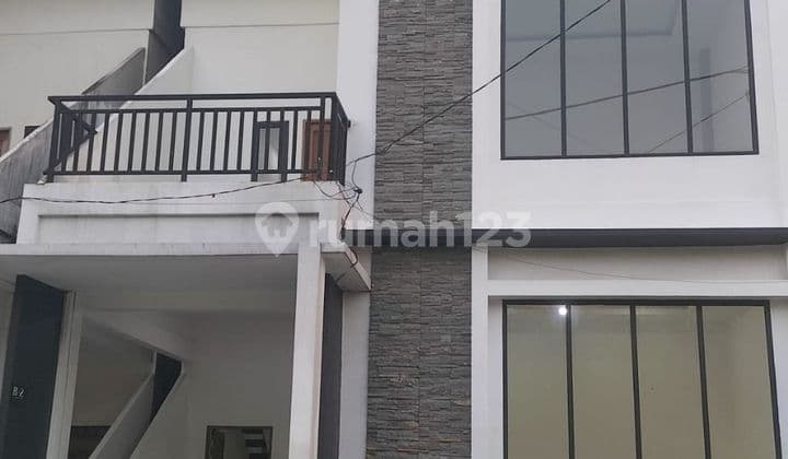 Ready-to-occupy 2-story luxury house in Paris 2, Pontianak.