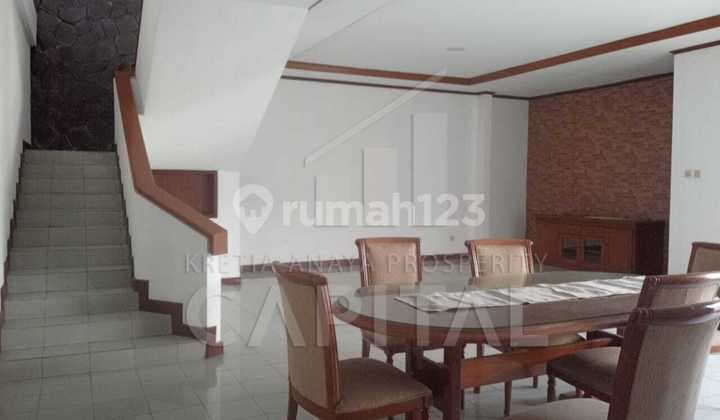 A Serene and Comfortable House with a Spacious Yard in Setrasari, Bandung