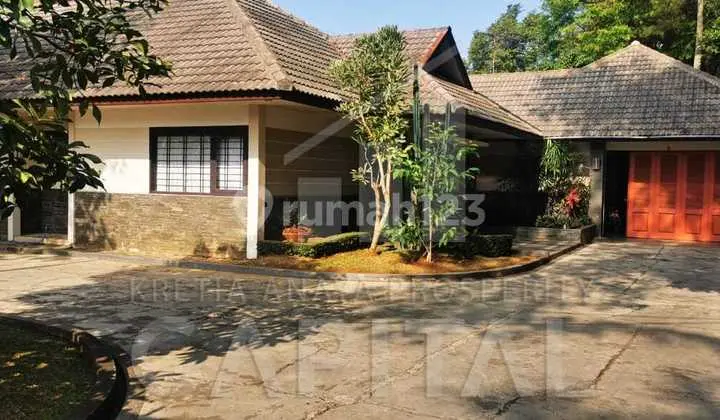 Large House with Extensive Land and Clove Garden in Sindanglaya Arcamanik