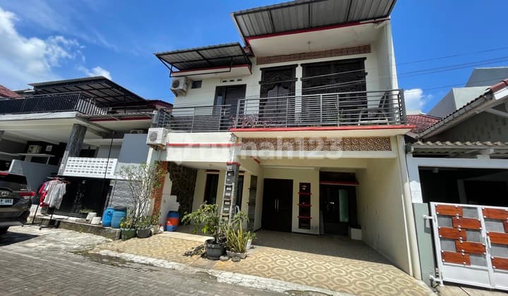 Jual rumah 2 lantai besar siap huni di kompleks perumahan tembalang