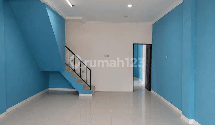 Rent a Busy Environment Shophouse on Bulevard Harapan Indah Bekasi
