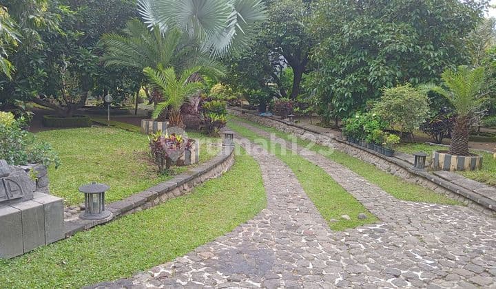 Villa megah dua lantai di tengah kota lokasi strategis