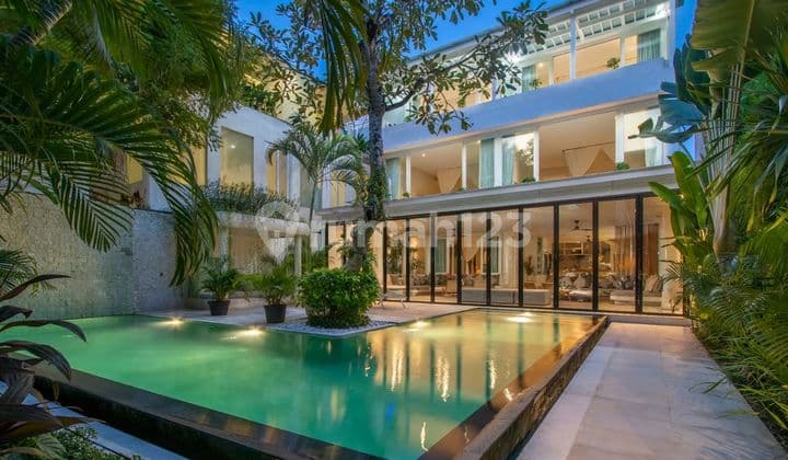 Luxury Villa With Ocean View At Batubelig Seminyak Bali