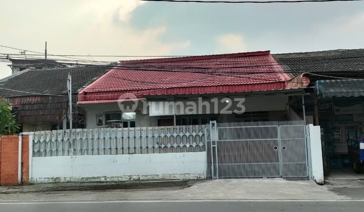 Rumah Luas & Strategis di Taman Kota Kembangan Jakarta Barat - Cocok untuk Hunian Sekaligus Usaha