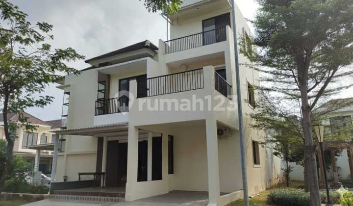 Rumah Mewah 2,5 Lantai dengan Posisi Hook di Harapan Indah Bekasi