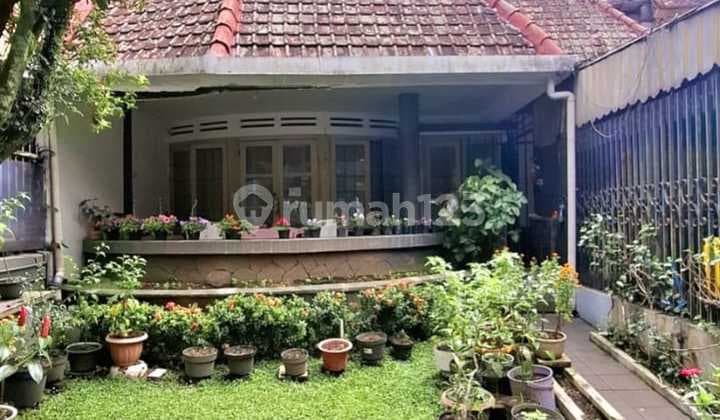 Well-Maintained Old House in the Bustling Ciliwung Riau Cihapit Area of Bandung
