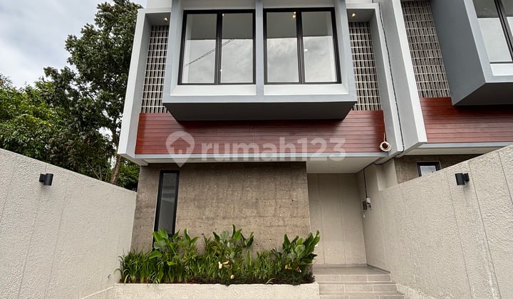 Modern Tropical Luxury House 4 Bedrooms Ready to Live In Dalung Near Kerobokan and Canggu