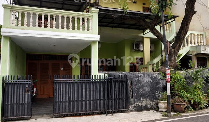 Rumah + Usaha Kost Strategis di Kemayoran - Posisi Hoek