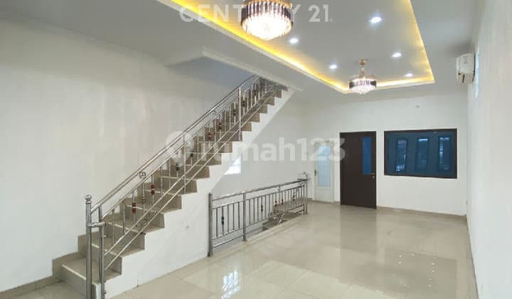 Shop house on Jln Mardani Raya, Johar Baru, Central Jakarta