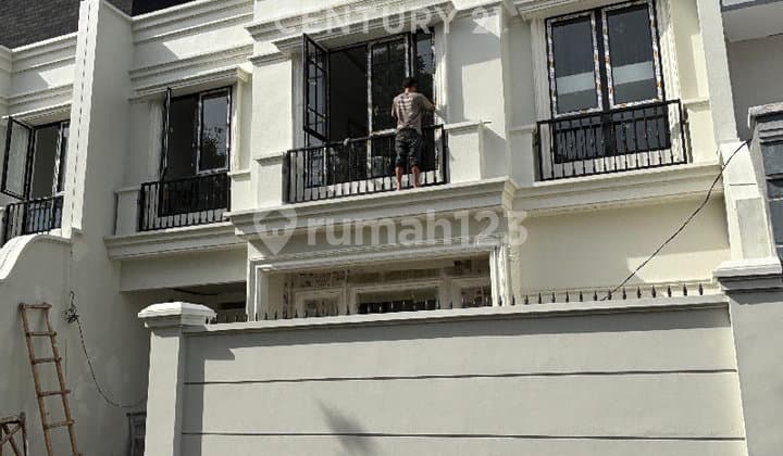 Rumah Mewah American Classic dengan Rooftop Luas di Cempaka Putih