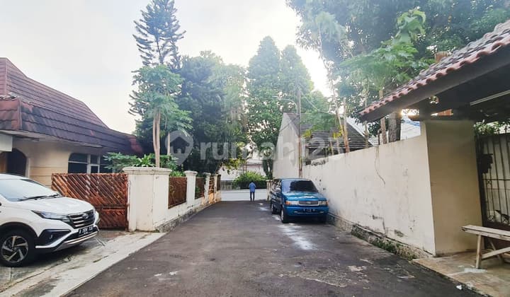 Corner House in North Kemang, CCK for Business and Strategic Location