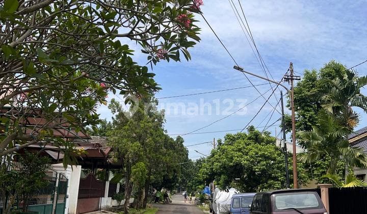 Rumah dengan halaman luas, asri dan terawat di Delman Tanah Kusir