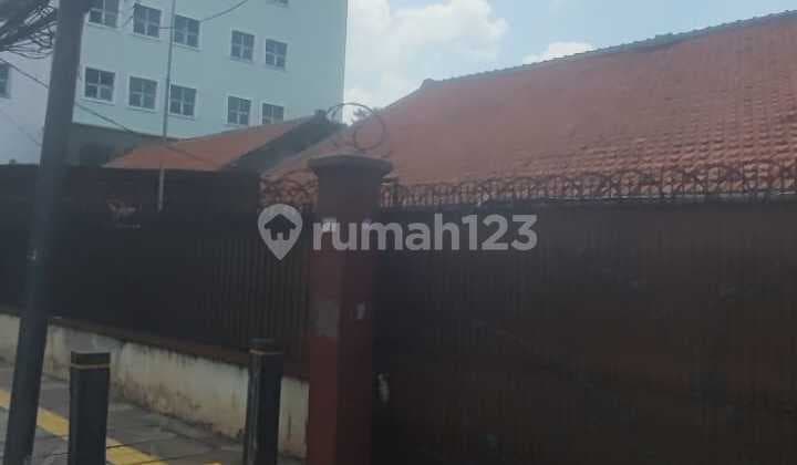 Rumah di Pinggir Jalan Raya Lapangan Roos