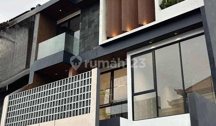 3-Story House in Tukad Badung Renon Bali, Peaceful and Secure Neighborhood