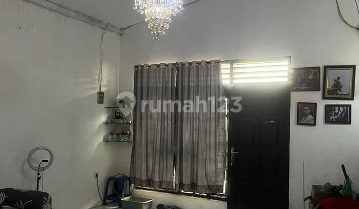 One-Story Perumnas Pancoran Mas House Near Depok Baru Station.