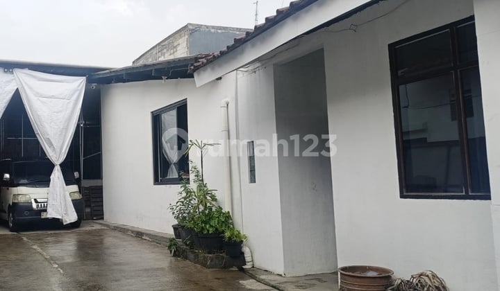 Wide Land Strategic Ready-to-Use House in Andir Bandung