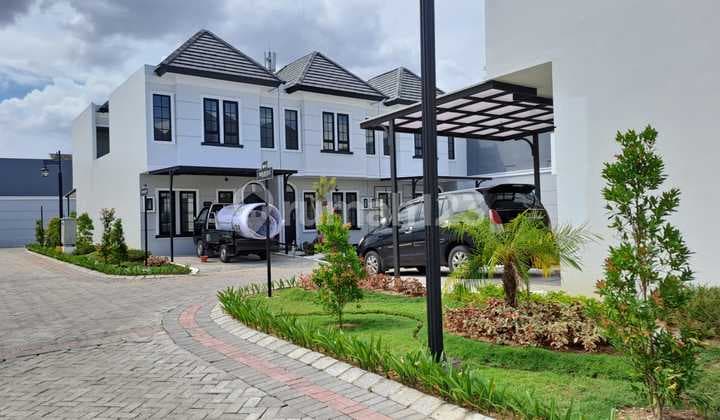 Dijual Rumah Strategis, Bernilai Investasi Tinggi, Lingkungan Private Cluster Surabaya Barat Cocok untuk Tinggal Mansion Nine