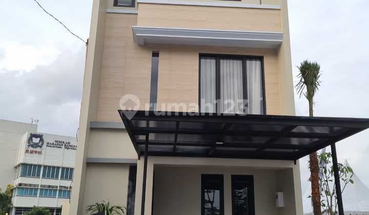 Rumah 3lantai hadap danau di Perumahan Moderland