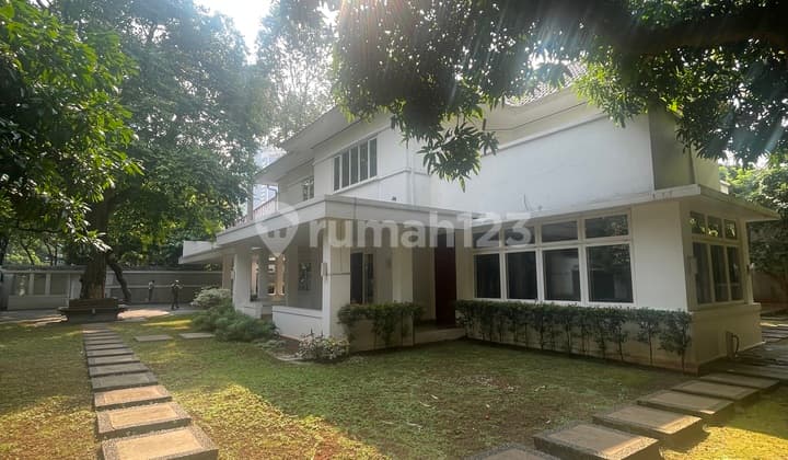 Hunian Mewah 2 Lantai Dijual Lokasi Strategis di Premium Menteng