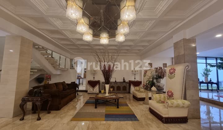 Hunian Mewah Disewakan 2 Lantai Full Furnished di Menteng