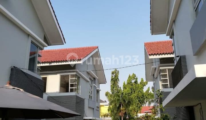 4 Unit Rumah Dijual 2 Lantai Siap Huni, Lokasi Tenang Menteng