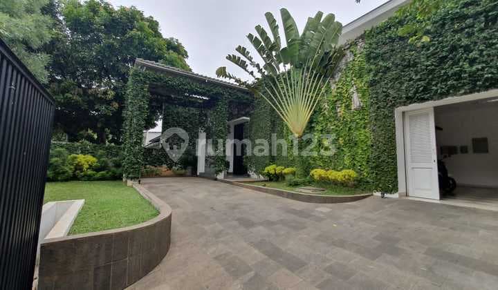 Rumah Asri Dengan Kolam Renang di Kebayoran Baru,jakarta Selatan