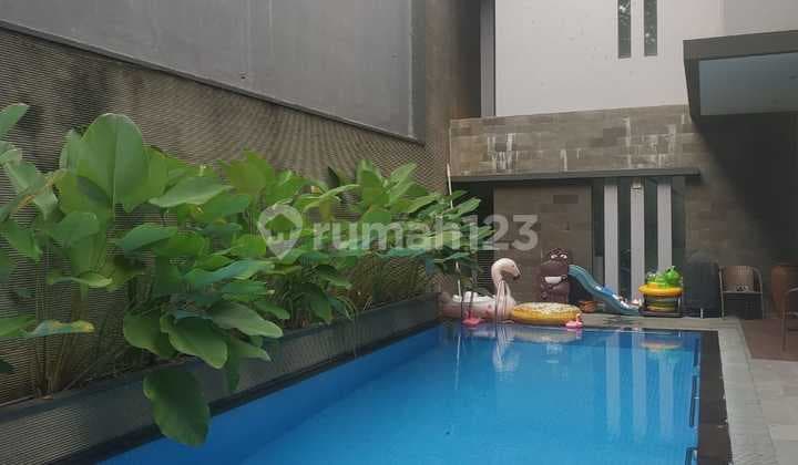 Luxury House in Tanjung Duren. Has a Swimming Pool. Negotiable.