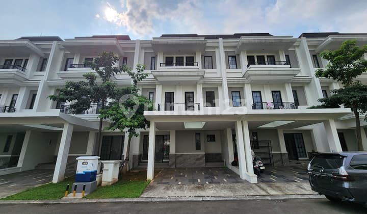 Rumah Sutera Winona Depan Taman. 3 Lantai. Harga Nego