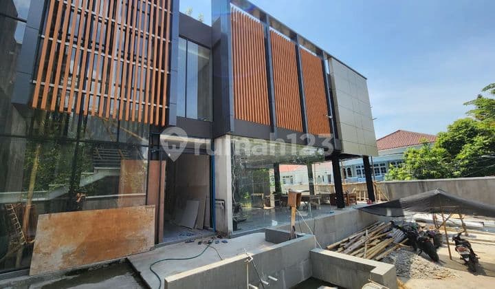 Rumah Mewah Hoek Muara Karang 3 Lantai ada Lift. Brand New. Harga Nego