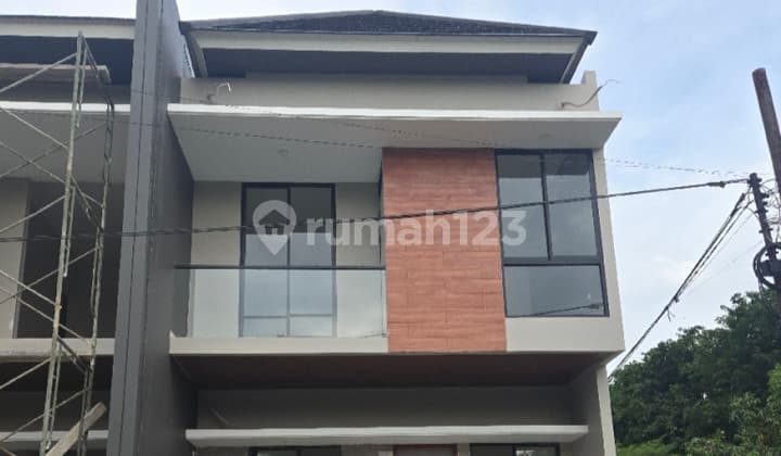 Rumah Mewah Baru Siap Huni di Kawasan Elit Pakuwon City, Surabaya