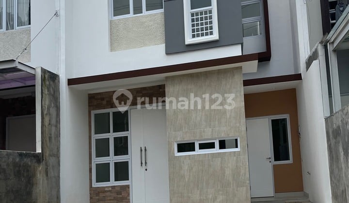 Beautiful House in Cinere Just a Step Away from Desari Toll Gate