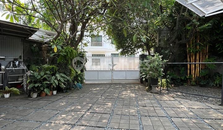 Beautiful Vintage House Near Patra Kuningan South Jakarta