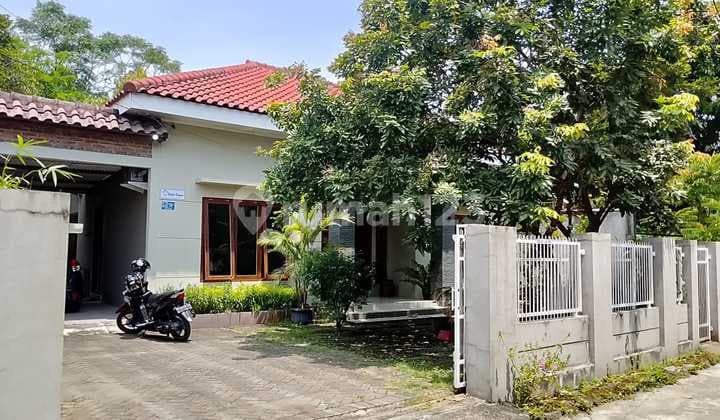 DiSewakan Rumah Besar & Asri Furnish Cocok untuk Kantor & Hunian 3 Kamar Tidur
