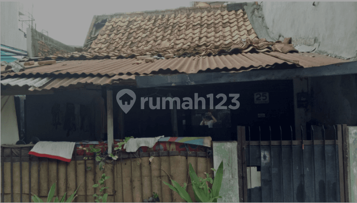 Selling house, land price only, 500 meters to Haji Nawi MRT station, South Jakarta.