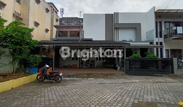 LOKASI STRATEGIS DESAIN MODERN MINIMALIS LUAS BESAR AMAN NYAMAN DAN BEBAS BANJIR