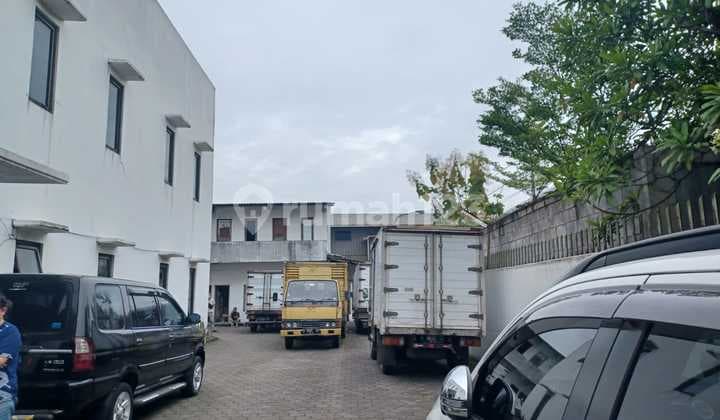 Well-Maintained Comfortable Warehouse, Strategic Location on Sayap Caringin.