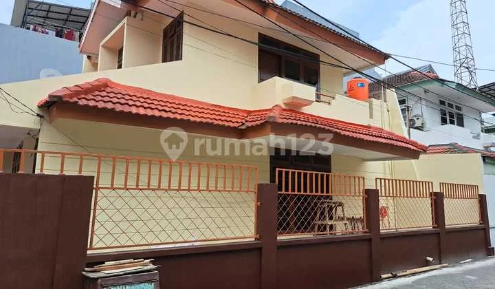 Nice 2-story corner house in Sunter Nice 2-story corner house in Sunter