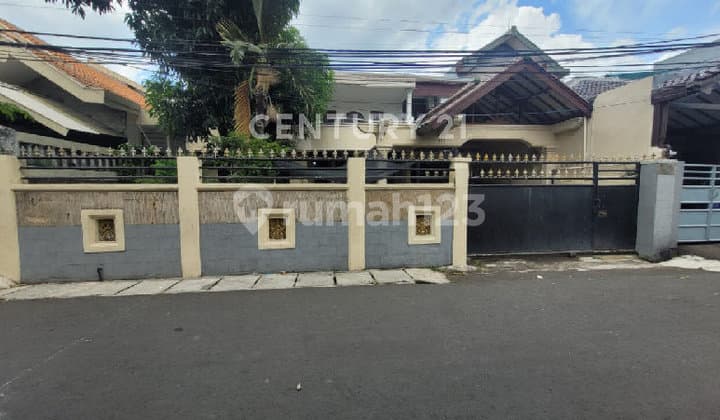 Strategic Location Residential House in Central Jakarta with a Comfortable Environment