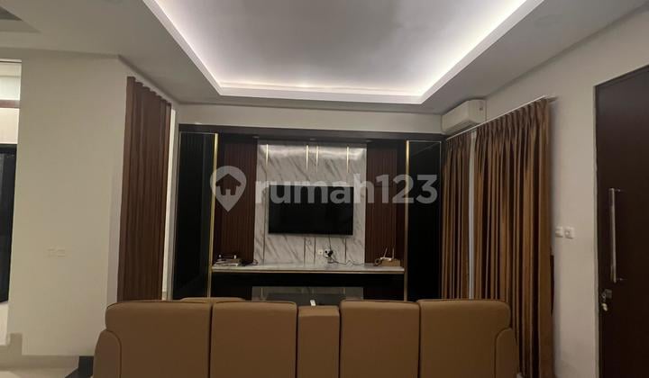 Rumah, 2 Lantai, SHM, Dekat Pusat Perbelanjaan, Bebas Banjir