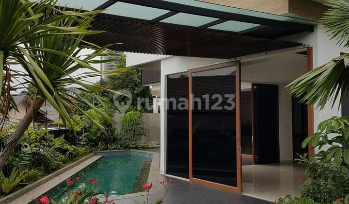 There's a Swimming Pool! Nice House in Menteng Dalam - Tebet