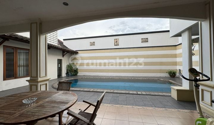 Rumah Mewah di Mampang, Jakarta Selatan - Semi Furnished