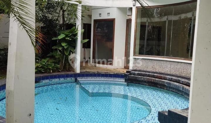 Rumah Mewah di Patra Kuningan, Komplek Menteri Rasuna Said - Ada Kolam Renang