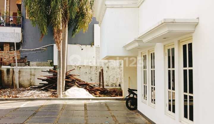 2-Story Hook House in East Cempaka Putih