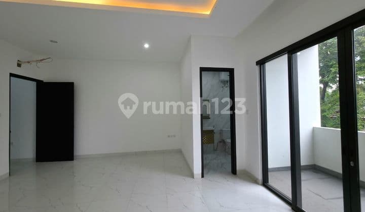 Rumah Baru di Janur Hijau, Kelapa Gading - Jalan Lebar 3 Mobil