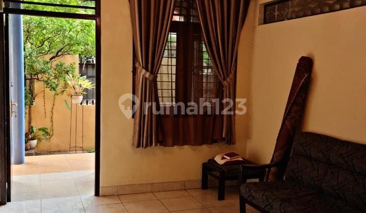 Rumah Tua Jatinegara Layak Huni Luas Nyaman Lingkungan Tenang