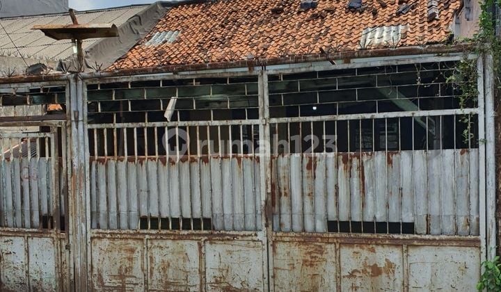 Land counting house suitable for business near Jatinegara market, East Jakarta.
