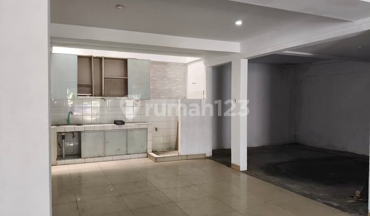 Rumah Pinggir Jalan Raya, Jual Cepat!