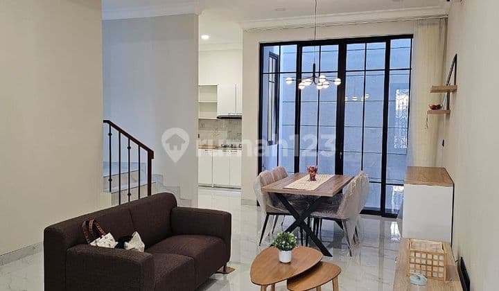 Rumah Dijual Janur Kuning - Desain American Classic