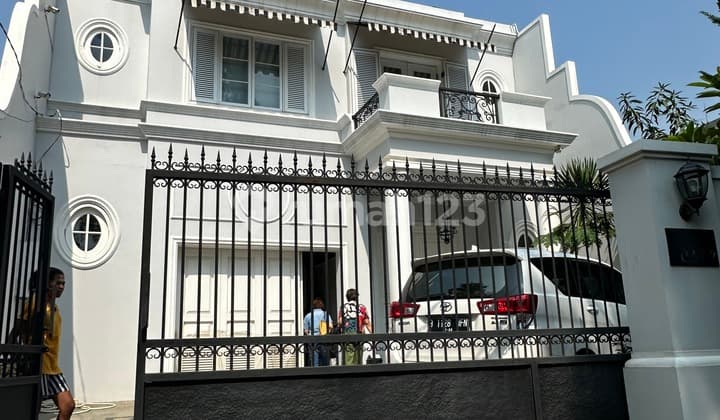 Rumah Bagus di Pulomas Ada Pool Harga Nego Sampai Deal