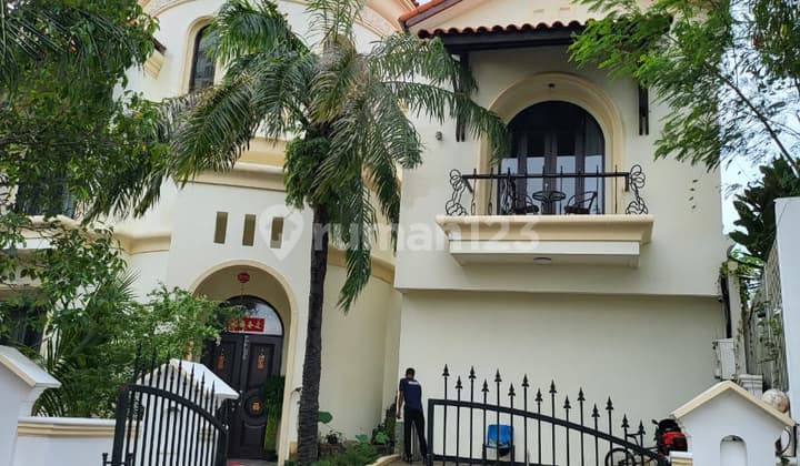 Pearl Beach House Has a Nice Dock Fast